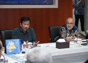 Kepala BP Batam, Muhammad Rudi memimpin rapat tentang pengembangan Rempang Eco-City, Rabu, 17 Juli 2024 di Marketing Centre BP Batam. (Foto: Humas BP).