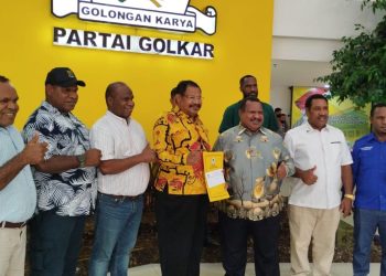 Pasangan Jhon Tabo dan Ones Pahabol, Kamis, 18 Juli 2024 berfoto bersama Tim di Kantor DPP Partai Golkar, usai menerima surat keputusan menjadi pasangan calon gubernur dan wakil gubernur Papua Pegunungan 2024-2029. (Foto: Ist./Kosgoro 1957).