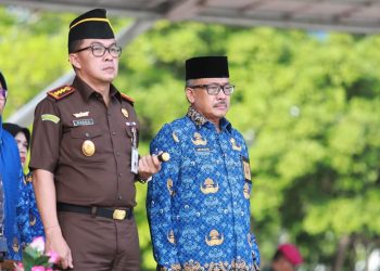 Sekda Kota Batam, Jefridin dan Forkopimda mengikuti upacara bendera 17 hari bulan di dataran Engku Putri, Rabu, 17 Juli 2024. (Foto: Diskominfo).