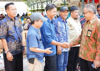 Sekda Kota Batam, Jefridin saat bersalaman dengan warga di Pakuba Buana Central Park, Batuaji, Kamis, 25 Juli 2024. (Foto: Diskominfo).