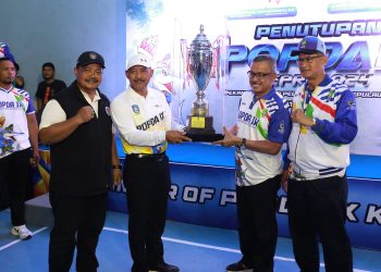 Sekda Kota Batam, Jefridin menyerahkan piala kepada pemenang POPDA IX di Kota Batam, Sabtu, 27 Juli 2024. (Foto: Diskominfo).