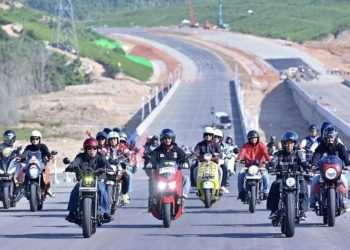 Presiden dan rombongan naik sepeda motor menjajal jalan tol akses ke Ibu Kota Nusantara (IKN) di Kabupaten Paser Utara Minggu, 28 Juli 2024. (Foto: Ist./presidenri.go.id.).