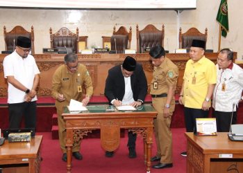 Penandatanganan dokumen hasil rapat  menyetujui Ranperda RPJPD menjadi perda. (Foto: Sekretariat DPRD).