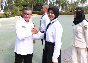 Sekda Batam, Jefridin tampak memberi semangat kepada siswa yang lolos menjadi anggota paskibraka se Kota Batam. (Foto: Diskominfo).