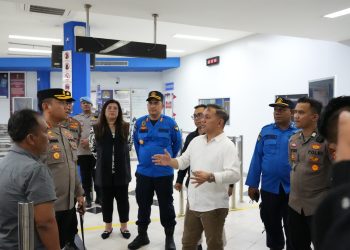 Direktur Badan Usaha Pelabuhan (BUP), Dendi Gustinandar dan juga BP Batam pastikan aktivitas masyarakat di pelabuhan Ferry Batam Center berjalan lancar. (Foto: Humas BP Batam).