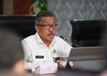 Sekda Kota Batam, Jefridin saat memimpin rapat koordinasi. (Foto: Diskominfo).