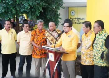 Wakil Ketua Umum Partai Golkar, Doli Indra Tanjung (tiga dari kanan) saat mengumumkan para bacagub dan cawagub di Kantor Partai Golkar, Kamis, 8 Agustus 2024. (Foto: Ist./Helmi JA).
