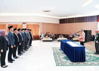 Jefridin melantik 11 anggota dewan pendidikan Kota Batam periode 2024-2027, Kamis, 8 Agustus 2024 di Aula Engku Hamidah Lantai IV Kantor Wali kota. (Foto: Diskominfo).