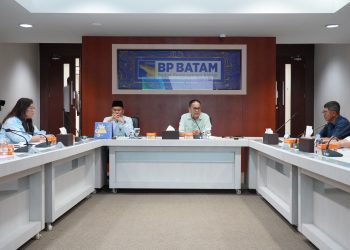 Kepala Biro Humas Promosi dan Protokol BP Batam, Ariastuty Sirait memimpin rapat update pergeseran rumah warga terdampak proyek investasi Rempang Eco-City. (Foto: Humas BP).