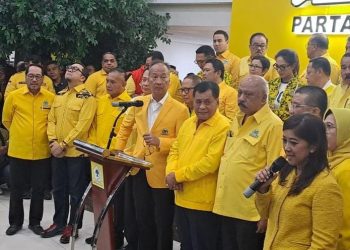 Pelaksana tugas Ketua Umum Partai Golkar, Agus Gumiwang Kartasasmita (empat dari kiri deret depan) menyampaikan  keterangan pers, usai Rapat Pleno DPP Partai Golkar, Selasa, 13 Agustus 2024 malam. (Foto: Ist./dok.pribadi).