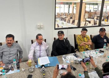 Ketua Panitia Pelaksana Kongres Luar Biasa (KLB) PWI, Marah Sakti Siregar (dua dari kiri) saat menggelar jumpa pers, Kamis, 15 Agustus 2024 malam. (Foto: Ist./dok.pribadi).