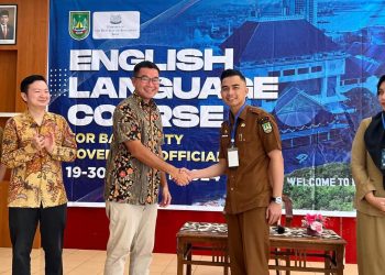 Trainer dari Singapura Mr Josh," saat bersalaman dengan salah satu ASN dari Pemko Batam yang melatih bahasa Inggris di kantor Dispora, Senin, 19 Agustus 2024. (Foto: Diskominfo).