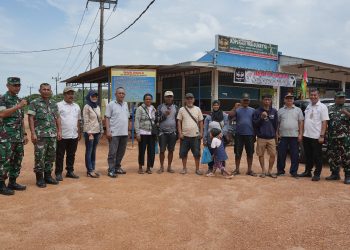Warga Rempang yang mau bergeser dibantu oleh pihak BP Batam. (Foto: Humas BP).