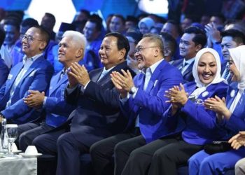 Presiden terpilih Prabowo Subianto didampingi Zulkifli Hasan Ketua Umum PAN (tiga dari kanan) saat hadiri penutupan Kongres ke 6 PAN di Jakarta, Sabtu, 24 Agustus 2024. (Foto: Ist./dok.pribadi).