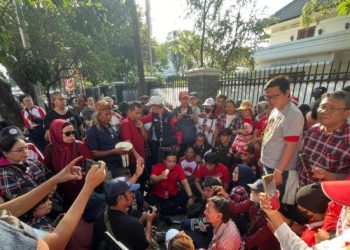 Wakil Sekjen DPP PDIP bidang Komunikasi, Adian Napitupulu saat menerima aspirasi massa aliansi Demi Anak Generasi (DAG) yang mengatasnamakan pendukung Ahok (Ahokers), di Kantor DPP PDIP, Jakarta, Minggu, 25 Agustus 2024. (Foto: Ist./dok.pribadi).