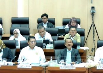 Menteri ESDM RI, Bahlil Lahadalia (dua dari kanan) saat diundang rapat kerja dengan Komisi VII DPR, di Senayan, Selasa, 27 Agustus 2024. (Tangkapan layar YouTube).
