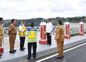 Presiden Joko Widodo (dua dari kanan) saat meresmikan Bendungan Leuwikeris di Kabupaten Tasikmalaya, Provinsi Jawa Barat, Kamis, 29 Agustus 2024. (Foto: Ist./BPMI Setpres).
