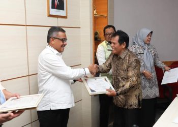 Sekda Kota Batam, Jefridin, M.Pd. saat lagi menyerahkan SK kepada 15 PNS yang sudah lama mengabdi untuk Kota Batam, Kamis, 29 Agustus 2024. (Foto: Diskominfo).