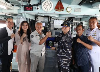 Komandan KRI Bung Tomo 357, Letkol Laut (P) Dedi Gunawan Widyatmoko dan Kepala Biro Humas, Promosi, dan Protokol, Ariastuty Sirait berkesempatan tour berkeliling KRI Bung Tomo 357 yang tengah bersandar di Dermaga Utara Pelabuhan Batu Ampar, Kamis, 29 Agustus 2024. (Foto: Humas BP).