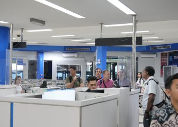 Rutinitas para penumpang dan petugas di terminal Ferry Batam Center, Jumat, 2 Agustus 2024. (Foto: Humas BP).