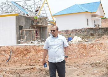Kepala Bagian Humas BP Batam, Sazani saat meninjau lokasi di Tanjung Banon, Kamis, 12 September 2024. (Foto: Humas BP).