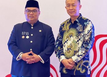 Pengerusi Jawatankuasa Belia & Sukan, Pembangunan Usahawan, dan Koperasi Negeri Johor, YB Tuan Mohd Hairi bin Mad Shah serta Konsul Jenderal Republik Indonesia Johor Bahru, Sigit S. Widianto berfoto bersama dalam acara Resepsi Diplomatik dengan tema “Nusantara Bahru, Indonesia Maju”, Kamis, 5 September 2024. (Foto: Humas BP).