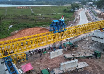 Proses pengerjaan Flyover Sei Ladi memasuki tahap pemasangan erection girder atau balok girder. (Foto: Humas BP).