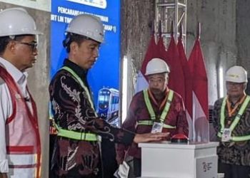 Presiden Joko Widodo (dua dari kiri) menekan tombol tanda pencanangan pembangunan proyek MRT lintas Timur - Barat. (Foto: Ist./CNBC Indonesia).