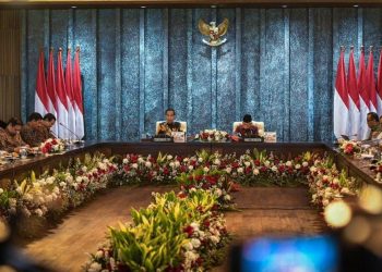 Presiden Joko Widodo (depan kiri) menyampaikan pengantar pada Sidang Kabinet Paripurna di Istana Garuda, Ibu Kota Nusantara, Provinsi Kalimantan Timur, Jumat, 13 September 2024. (Foto: Ist./setkab.go.id).