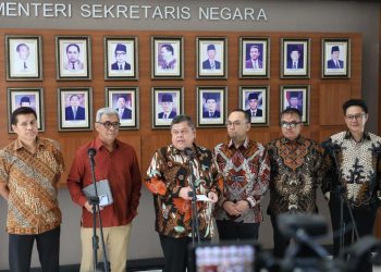 Para Panitia Seleksi Calon Pimpinan dan Dewan Pengawas Komisi Pemberantasan Korupsi Masa Jabatan 2024-2029 memberikan keterangan pers di Kemensetneg, Jakarta Rabu, 11 September 2024. (Foto: Ist /setkab.go.id).