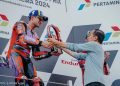 Presiden Joko Widodo menyerahkan trofi kepada Jorge Martin, peraih Podium Utama Pertamina Grand Prix of Indonesia 2024 di Sirkuit Mandalika, NTB, Minggu, 29 September 2024. (Foto: Ist./Dok. ITDC).