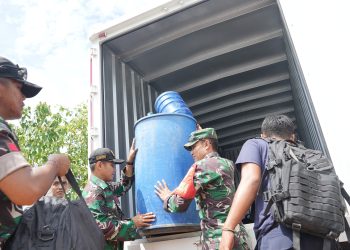 Pihak BP Batam membantu warga Rempang yang pindah ke hunian baru, Senin, 30 September 2024. (Foto: Humas BP).