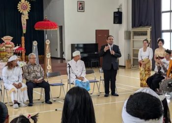 Menteri Agama Yaqut Cholil Qoumas (jas warba gelap) dalam kunjungan kerja ke Jepang, sempat menemui WNI umat Hindu di Jepang. (Foto: Ist./dok. Kemenag).