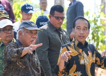 Menteri Pekerjaan Umum dan Perumahan Rakyat (PUPR), Basuki Hadimuljono (kiri)  saat mendampingi Presiden Joko Widodo di Ibu Kota Nusantara (IKN). (Foto: Ist./tempo.co).