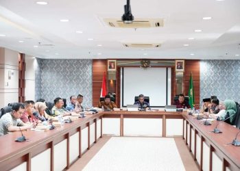 Sekretaris Daerah Kota Batam Jefridin, M.Pd. selaku Ketua Desk Pilkada memimpin rapat Desk Pemilihan Kepala Daerah di Ruang Rapat Hang Nadim Lantai IV Kantor Walikota, Rabu, 2 Oktober 2024. (Foto: Diskominfo).