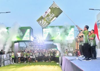 Presiden Joko Widodo  didampingi Ibu Iriana Joko Widodo membuka secara resmi Nusantara TNI Fun Run 2024 yang digelar di Kawasan Ibu Kota Nusantara (IKN), Minggu, 6 Oktober 2024. (Foto: Ist./BPMI Setpres).
