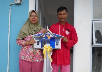 Keluarga Siti Hajar yang sudah pindah ke hunian baru di Tanjung Banun yang ikut mendukung Proyek Strategis Nasional di Rempang Eco-City. (Foto: Humas BP).