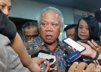 Menteri Pekerjaan Umum dan Perumahan Rakyat (PUPR), Basuki Hadimuljono yang juga menjabat Pelaksana Tugas (Plt.) Kepala Otorita IKN saat dicegat wartawan. (Foto: Ist./detik.com).