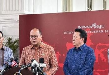 Menteri Investasi/ Kepala BKPM, Rosan Roeslani (dua dari kiri) beri keterangan usai dampingi Presiden Joko Widodo bertemu para pengusaha tambang di Istana, Jakarta, Rabu, 9 Oktober 2024. (Foto: Ist./cnnindonesia.com).