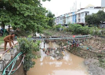 Pemko Batam meninjau lokasi banjir akibat hujan deras di Kota Batam dan menurunkan alat berat untuk mengevakuasi air yang tergenang di jalan raya. (Foto: Diskominfo).