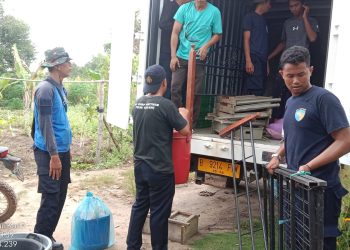 Warga Rempang, keluarga M. Taufik Haji Kadri dibantu oleh pihak BP Batam untuk pindah ke hunian sementara. (Foto: Humas BP).