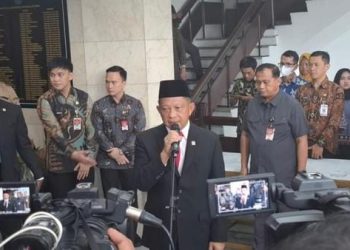 Menteri Dalam Negeri Tito Karnavian saat menyampaikan keterangan pers. (Foto: Ist./detik.com).