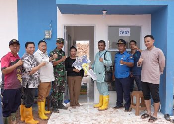 Warga Rempang, keluarga Azizah merasa terharu dan gembira karena pihak BP Batam memenuhi seluruh hak-haknya untuk pegembangan PSN. (Foto: Humas BP).