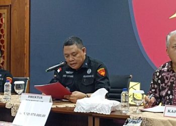 Direktur Penyidikan (Dirdik) Jaksa Agung Muda Tindak Pidana Khusus (Jampidsus) Abdul Qohar (tengah). (Foto: Ist./detikcom).