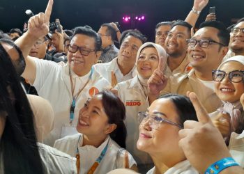 HR Agung Laksono (kiri) dan Ridwan Kamil (dua dari kanan) bersorak usai acara debat calon gubernur DKI Jakarta, Minggu, 27 Oktober 2024 malam di Ancol, Jakarta Utara. (Foto: HMStimes/A. Ristanto).