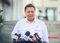 Menteri Koordinator (Menko) Bidang Perekonomian, Airlangga Hartarto memberikan keterangan pers di kompleks Istana Kepresidenan Jakarta, Selasa, 29 Oktober 2024. (Foto: Ist./BPMI Setpres).