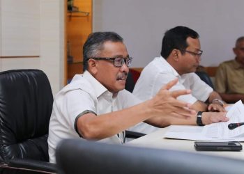 Sekretaris Daerah Kota Batam, Jefridin, M.Pd., memimpin Rapat Koordinasi pengoptimalan pengelolaan jasa tenaga pembersihan drainase serta pemakaman. (Foto: Diskominfo).