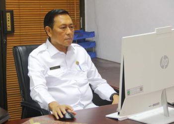 Penjabat Sementara (Pjs) Wali Kota Batam, Andi Agung saat zoom meeting di ruang kerjanya Gedung Pemko Batam Lantai 2, Batam Centre,  Selasa, 29 Oktober 2024. (Foto: Diskominfo).