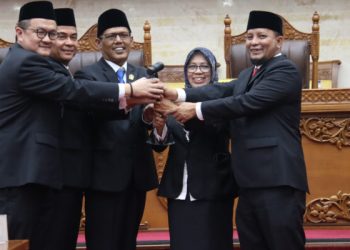 Kamaluddin menerima palu sidang dari Asnawati Atiq yang sudah terpilih menjadi pimpinan definitif DPRD Kota Batam 2024-2029 di ruang sidang DPRD, Rabu, 25 September 2024. (Foto: Humas DPRD).
