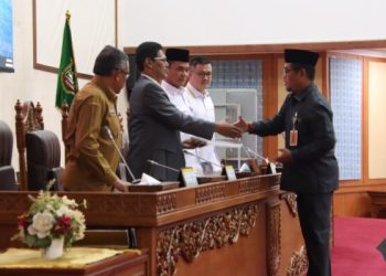 Ketua DPRD Kota Batam, Kamaluddin saat bersalaman dengan Pjs Gubernur Kepulauan Riau (GubKepri). (Foto: Humas DPRD).